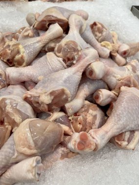 Süpermarkette taze tavuk budu, seçici odaklanma.