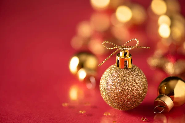 Χριστουγεννιάτικη Μπάλα Δέντρου Του Χρυσού Χρώματος Γκρο Πλαν Κόκκινο Φόντο Royalty Free Εικόνες Αρχείου