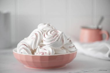 Pembe kasede beyaz vanilya şekeri, yakın plan.