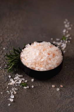 Siyah kasede pembe yemek tuzu, üst manzara.