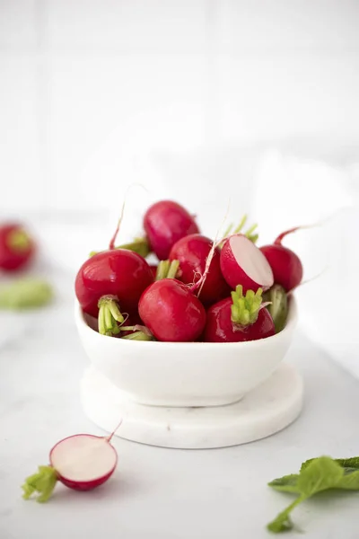 Fresh Red Radish White Bowl Close — Stock Photo, Image
