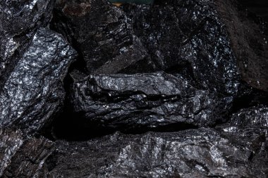 Kömür, tortulu bir kaya, mineral, en değerli yakıt ve hammadde türüdür.