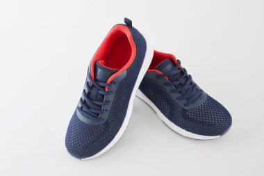 Bir çift yeni markasız mavi koşu ayakkabısı veya beyaz arka planda izole edilmiş spor ayakkabısı. Spor ayakkabıları ya da spor ayakkabıları..