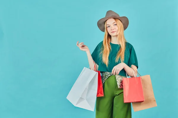 Jovem Feliz Segurando Sacos Compras Ficar Menina Bonita Andar Shopping — Fotografia de Stock