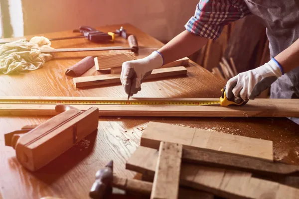 女工匠用胶带测量木制品的组装 测量木板的专业木工 — 图库照片
