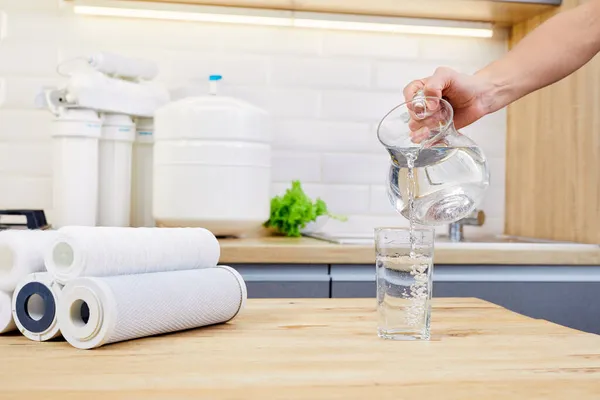 Woman Hand Pouring Purified Water Jug Glass Kitchen Reverse Osmosis — Stock Photo, Image