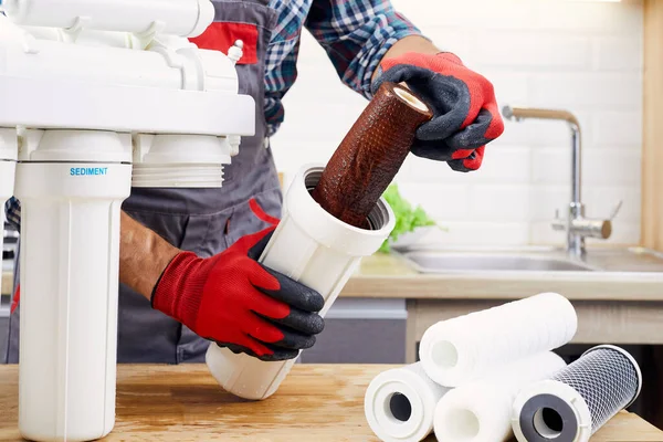 Loodgieter Installeert Ververst Waterfilter Vervangende Aquafilter Reparateur Installeert Waterfilterpatronen Een — Stockfoto