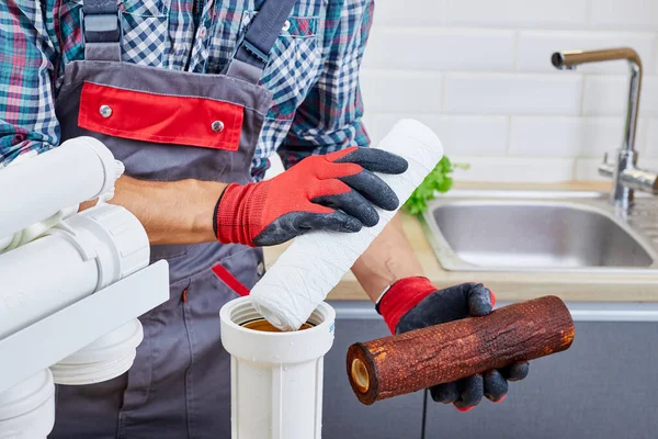 Loodgieter Installeert Ververst Waterfilter Vervangende Aquafilter Reparateur Installeert Waterfilterpatronen Een — Stockfoto