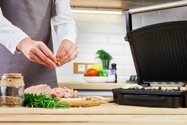 Žena Vaří Masový Steak Kuchyni Samice Šéfkuchařka Sype Čerstvé Syrové — Stock fotografie