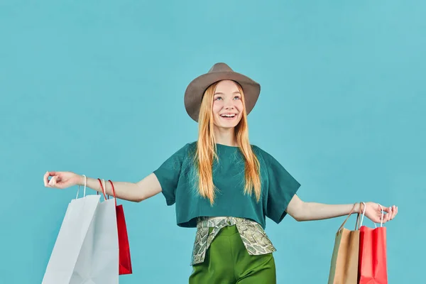 Boldog Fiatal Bevásárlószatyrokkal Kezében Csinos Lány Séta Bevásárlóközpont Hordoznak Sok — Stock Fotó