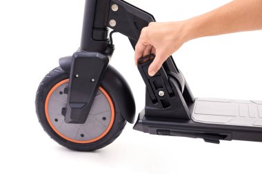 Eller elektrikli scooter 'ın katlama mekanizmasını kullanıyor.