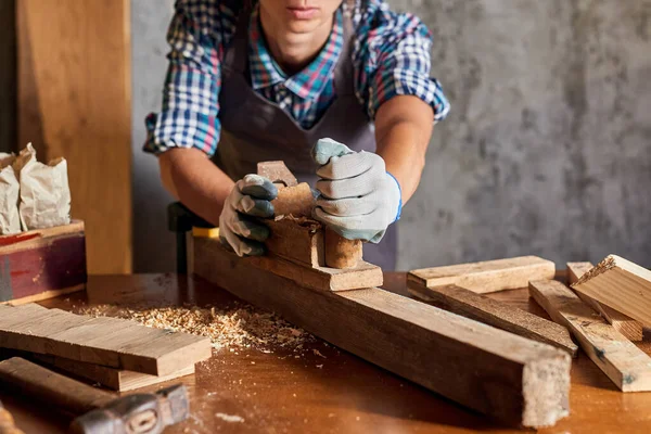 Vrouwelijke Hand Schaafhout Timmerwerk Workshop Een Timmervrouw Die Met Het — Stockfoto