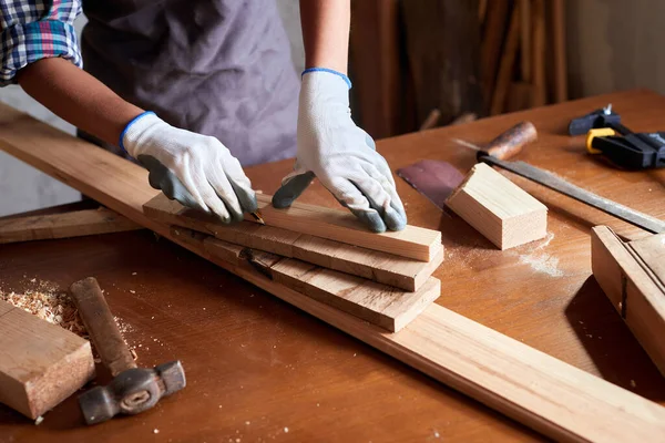 Mujer Trabajo Para Fabricación Muebles Madera Taller Madera Carpintero Femenino —  Fotos de Stock