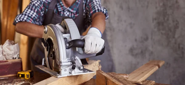 Skilled Female Carpenter Using Circular Saw Woman Worker Carpenter Workroom — Stock Photo, Image