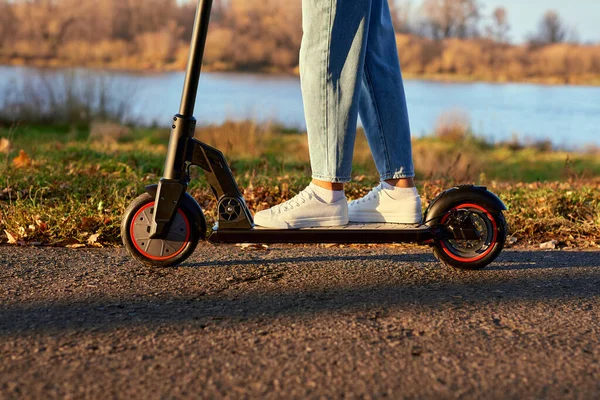 Jonge Vrouw Ontdekken Stad Park Bij Zonsondergang Met Elektrische Scooter — Stockfoto