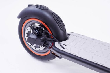 Beyaz stüdyo arka planında elektrikli tekerlek. Elektrikli scooter 'ın tekerleği. Gençler ve işçiler için modern şehir ulaşımı.