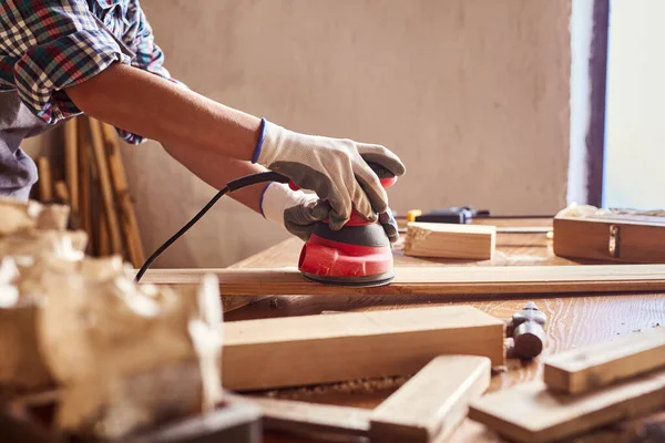 Vrouwelijke Timmerman Slijpen Hout Met Schuurpapier Timmerwerk Diy Workshop Elektrische — Stockfoto