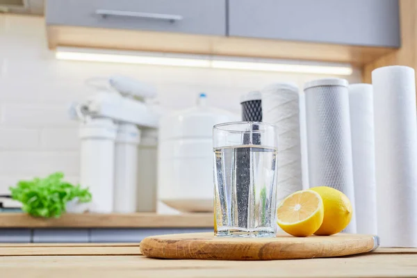 Ett Glas Rent Filtrerat Vatten Med Citron Och Köket Frukost — Stockfoto