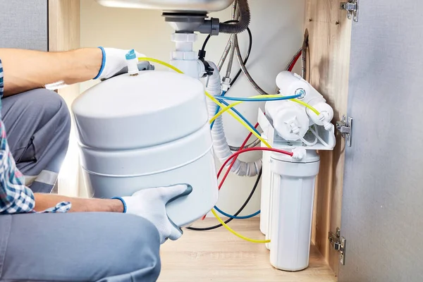 Loodgieter Hand Hand Handschoenen Vervangen Water Filter Cartridges Keuken Bevestig — Stockfoto