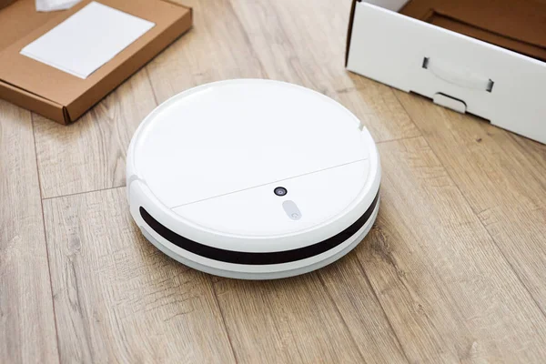 Membongkar Pembelian Robotic Vacuum Cleaner Lantai Kayu Laminasi Fokus Selektif Stok Foto Bebas Royalti