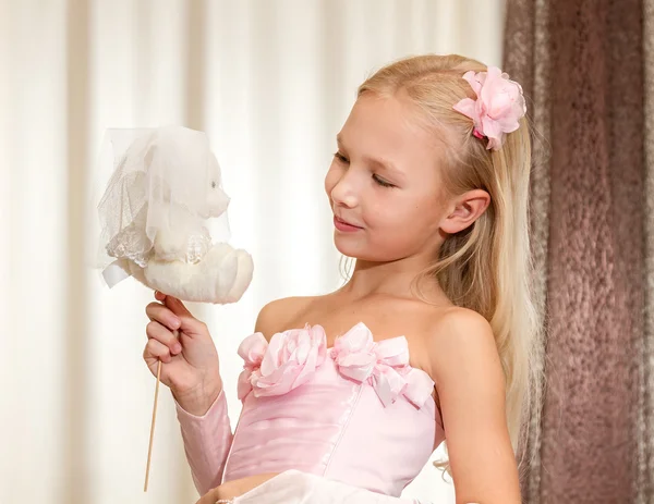 Little girl plays with wedding teddy-bear — Stock Photo, Image