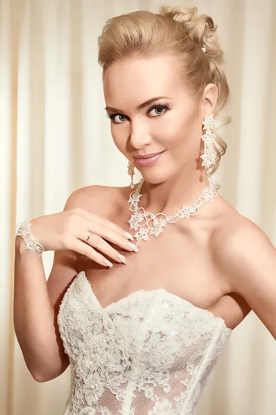Hermosa novia en elegante vestido de novia de encaje blanco — Foto de Stock