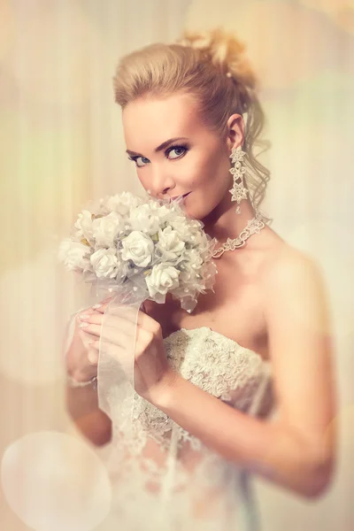 Beautiful bride in elegant white lace wedding dress — Stock Photo, Image