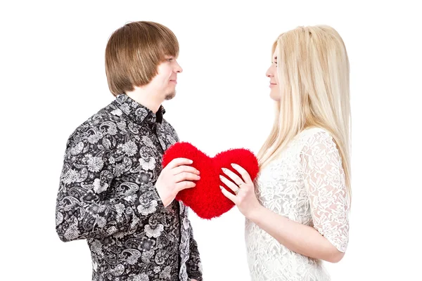 年轻人爱夫妇举行红色心形 — 图库照片