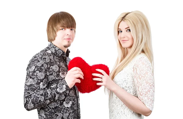 Mladá láska pár hospodářství červená Valentýnská srdce — Stock fotografie