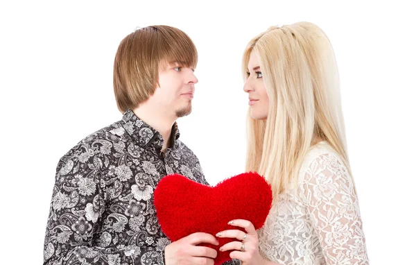 Jovem casal de amor segurando coração de Valentim vermelho — Fotografia de Stock
