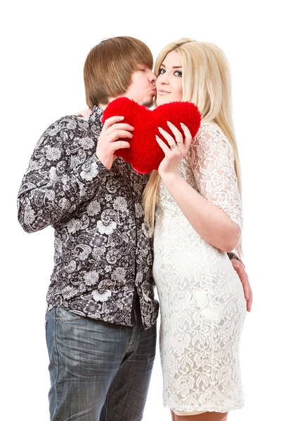 Mutlu çift öpüşme ve kırmızı valentine's kalp tutan — Stok fotoğraf