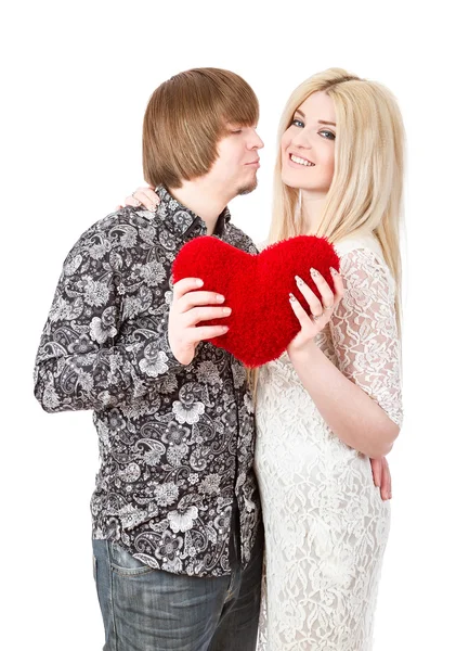 Lyckliga par kyssas och hålla röda hjärtans hjärta — Stockfoto