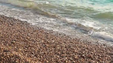 dalgaların çakıl plajı üzerinde haddeleme