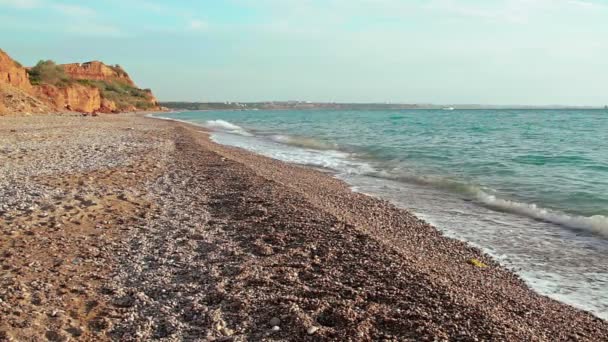 Waves are rolling on a pebble beach. Beautiful seascape — Stock Video