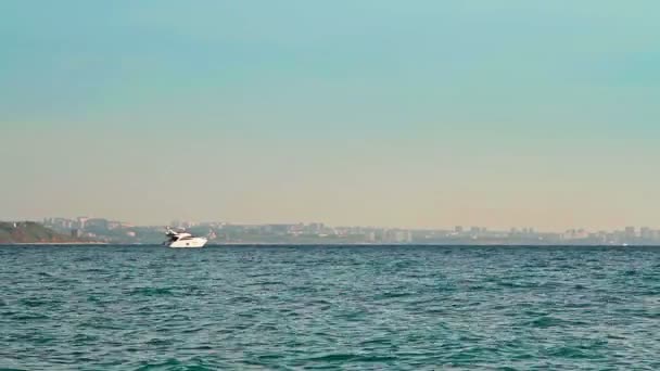 Barca sullo skyline — Video Stock