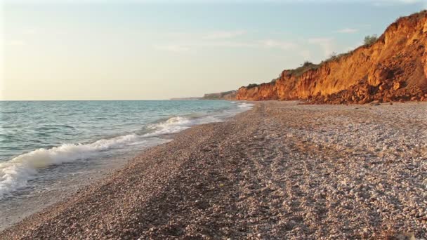 Les vagues roulent sur une plage de galets. Beau paysage marin 
