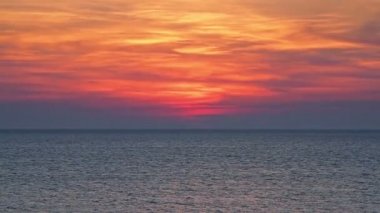 güzel gün batımı açık deniz. Uçan kuşlar