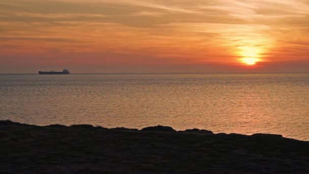 開かれた海で夕暮れ時の帆船 — ストック動画