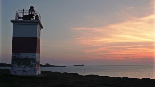 Faro en el paseo marítimo — Vídeo de stock