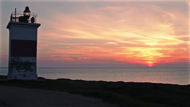 Lighthouse on the seafront — Stock Video