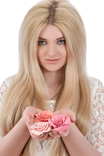 Schöne lächelnde Frau mit rosa Rosen — Stockfoto