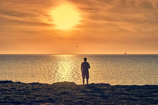 Man silhouette standing on a beach and watching a sunrise — Stock Photo, Image