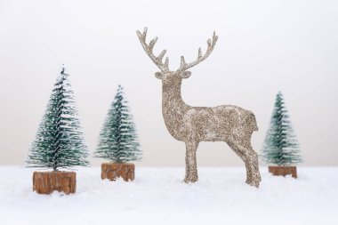 Yılbaşı ağacı süslemesi. Kar taneleri ve geyik beyaz arka plan kopyalama alanı.