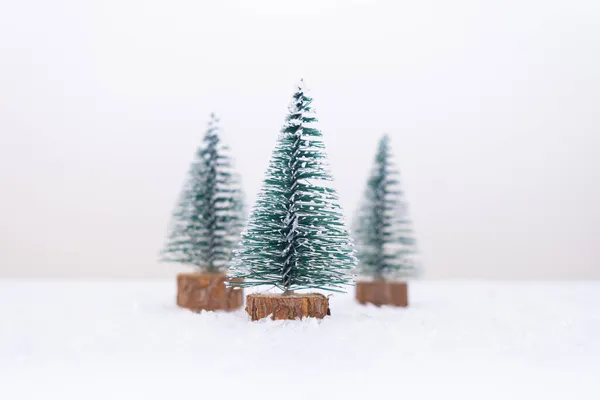 크리스마스 트리 신년 개념 눈송이 흰색 배경 복사 공간 — 스톡 사진