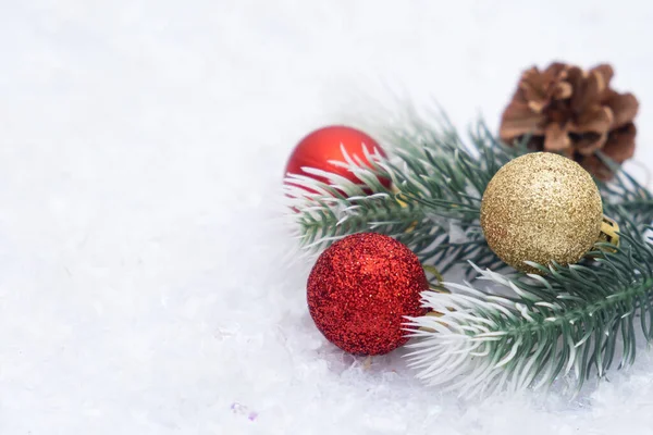Jul sammansättning av julgran leksak röd och guld boll snö bakgrund träd gren kon — Stockfoto
