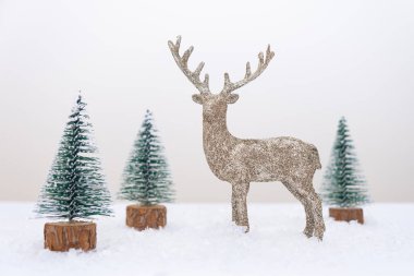 Yılbaşı ağacı süslemesi. Kar taneleri ve geyik beyaz arka plan kopyalama alanı.