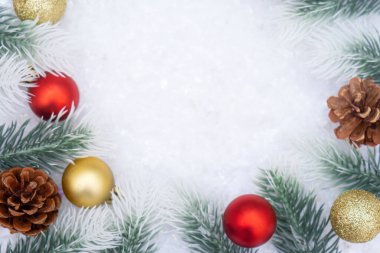 Noel ağacı oyuncağı kırmızı ve altın top kar arka planda ağaç konisi