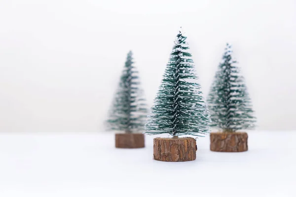 Decoração árvore de natal conceito de ano novo com flocos de neve espaço de cópia de fundo branco — Fotografia de Stock