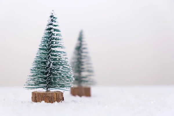 크리스마스 트리 신년 개념 눈송이 흰색 배경 복사 공간 — 스톡 사진