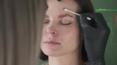 kaş kaplama prosedürü stili, düzeltme, boyama ve güzellik salonunda, kaş bakımı tedavisi